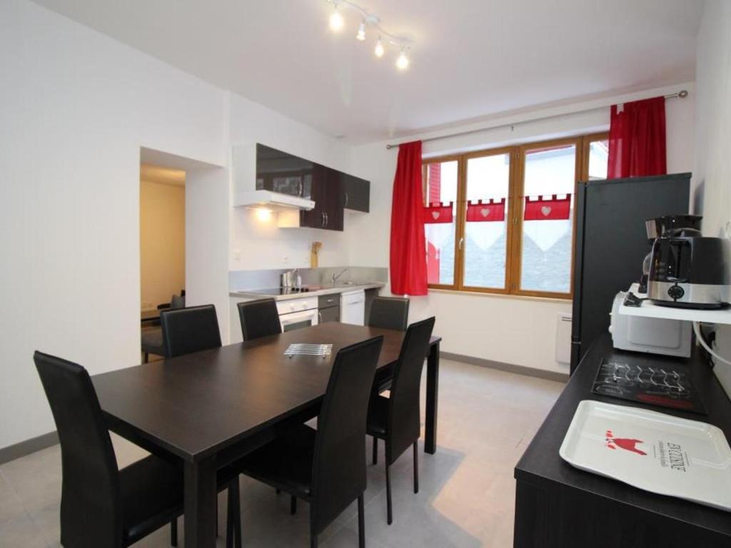 une cuisine et une salle à manger avec une table et des chaises dans l'établissement Bel Appartement T3 avec WIFI au Centre du Mont-Dore, Proche des Thermes - FR-1-608-49, à Le Mont-Dore