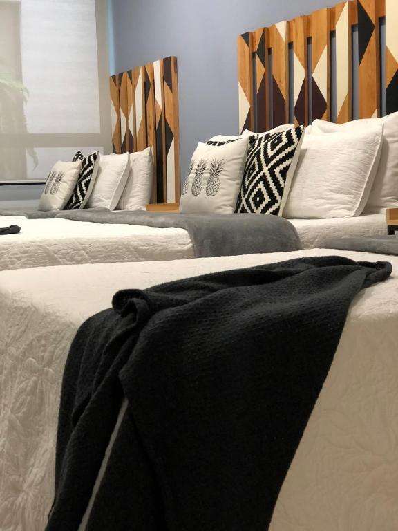 Postel nebo postele na pokoji v ubytování Kapital Suites