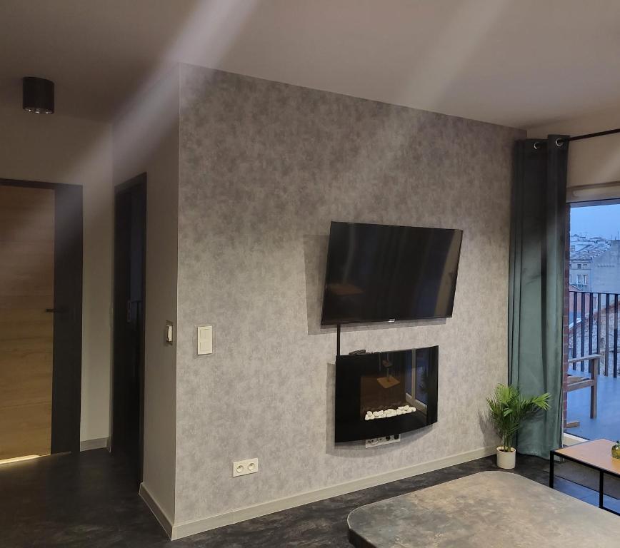 Televízia a/alebo spoločenská miestnosť v ubytovaní Apartament BOHEMA na Szwedzkiej, METRO
