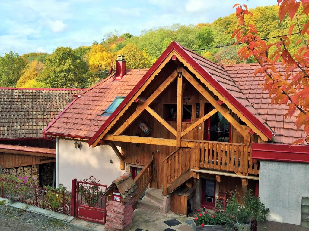 una casa de madera con techo rojo en Gîte du Durrenbach en Lautenbach