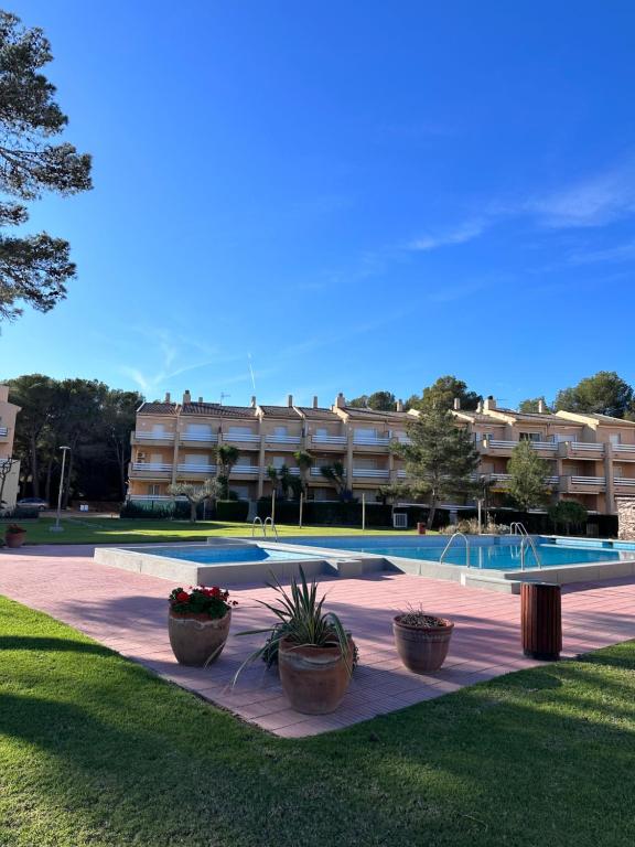 Bazén v ubytování Residencia Guardemar nebo v jeho okolí
