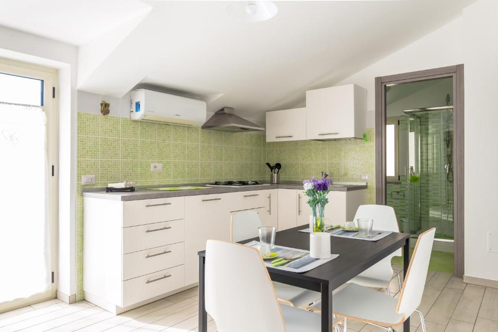A kitchen or kitchenette at Residence Rossomelograno
