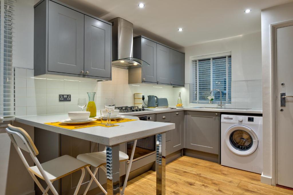 Central Stamford Retreat - Stylish 2-Bed Apartment & Parking - Two-Bedroom Apartment
