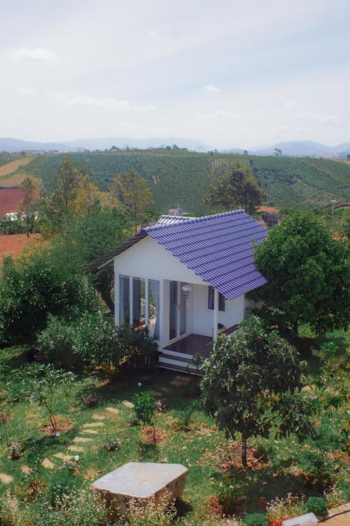 een klein huis met zonnepanelen op het dak bij An Yên Home in Bao Loc