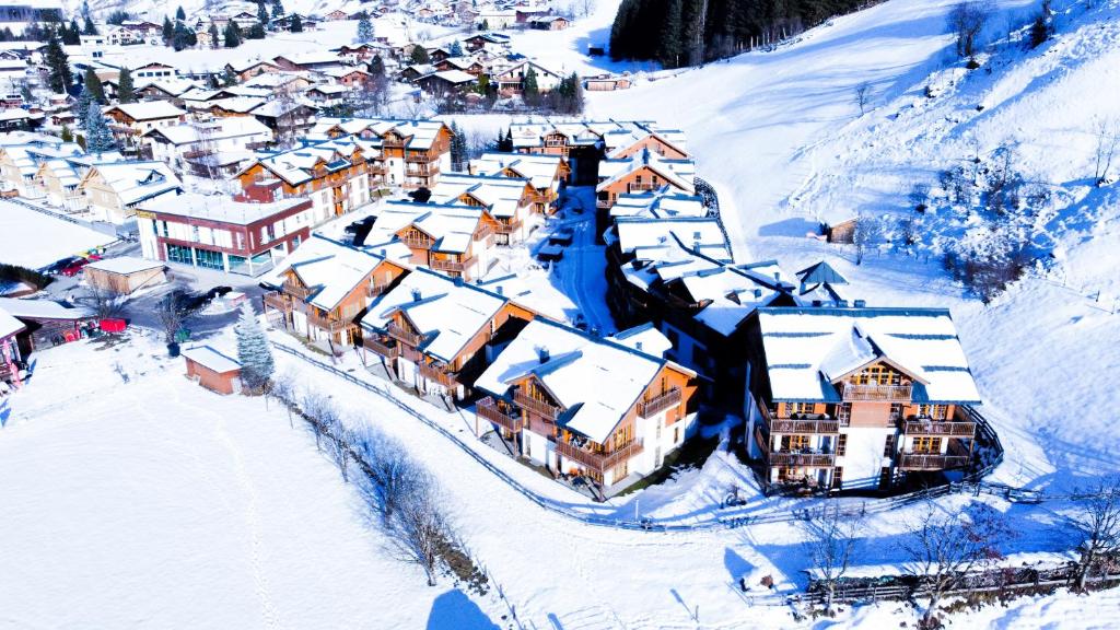 uma vista aérea de uma aldeia coberta de neve em Modern Mountain Apart 4 em Rauris