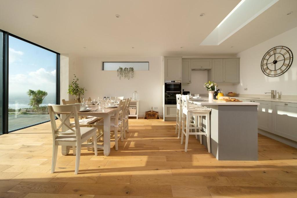 una cucina e una sala da pranzo con tavolo e sedie di Seymour Heights a Woolacombe