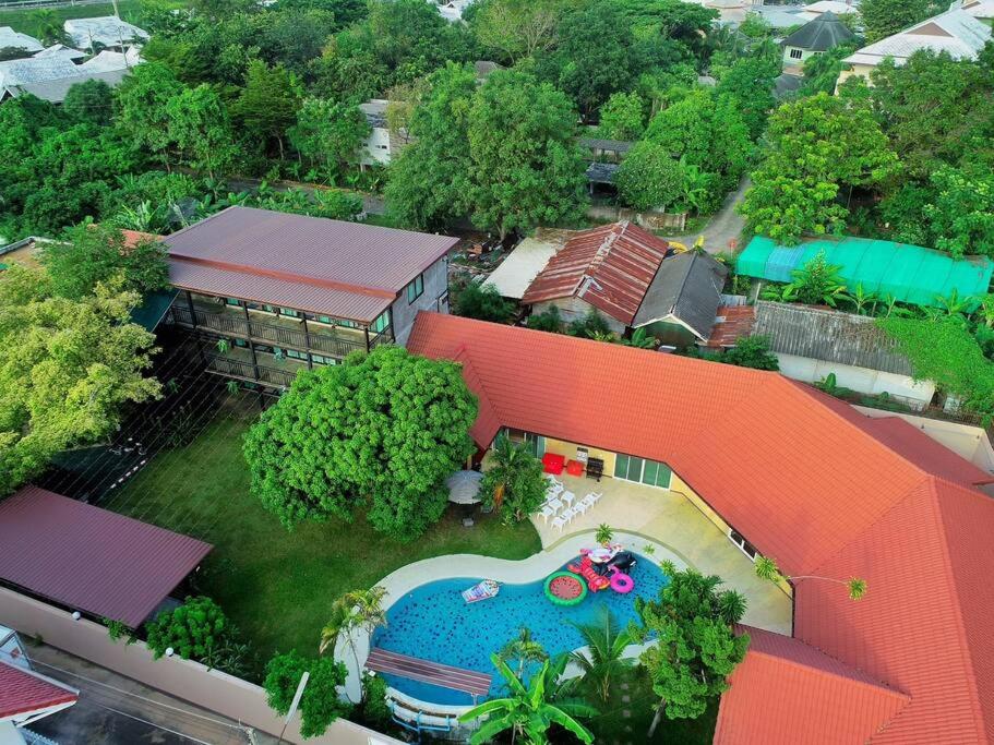 een uitzicht op een gebouw met een zwembad bij บ้านภูณิภัทร Beanphuniphat in Nong Prue