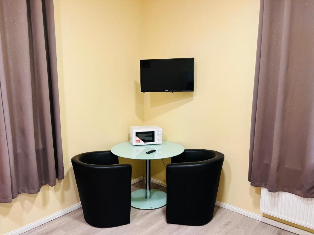 TV a/nebo společenská místnost v ubytování M&M Hotel - Harburg