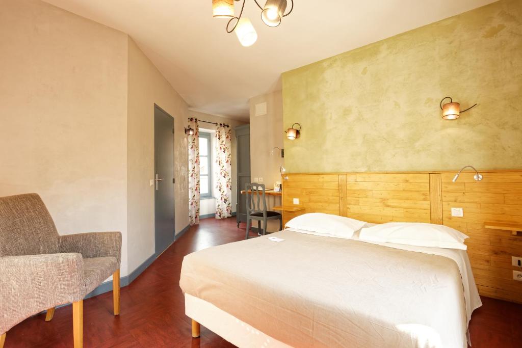 Postel nebo postele na pokoji v ubytování Hôtel Le Quatorze