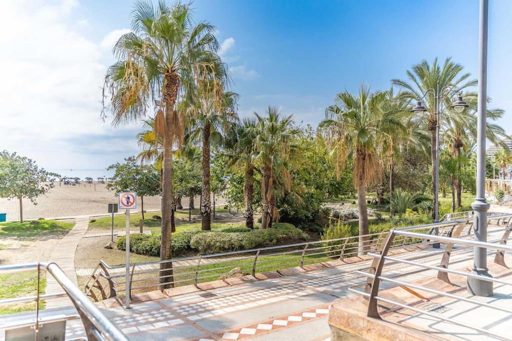 Vonkajšia záhrada v ubytovaní 1 Bedroom Beachfront Apartment with Spectacular Sea Views!