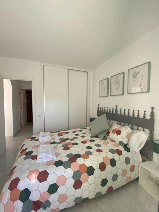 Posteľ alebo postele v izbe v ubytovaní 1 Bedroom Beachfront Apartment with Spectacular Sea Views!