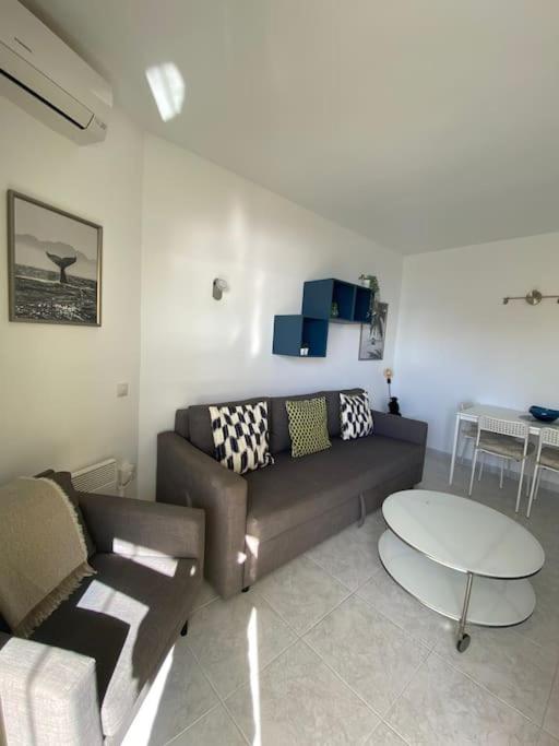 Posedenie v ubytovaní 1 Bedroom Beachfront Apartment with Spectacular Sea Views!