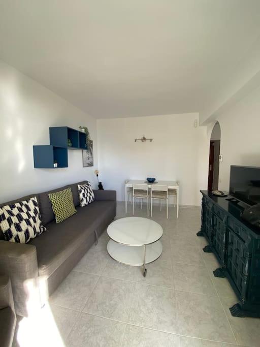 Posedenie v ubytovaní 1 Bedroom Beachfront Apartment with Spectacular Sea Views!