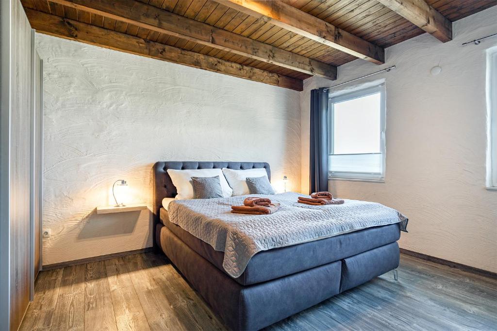 sypialnia z łóżkiem z dwoma ręcznikami w obiekcie Villa Moorstern w mieście Aurich