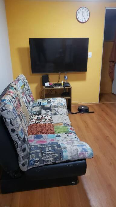 Super promoción departamento en la Cuauhtemoc في مدينة ميكسيكو: أريكة للجلوس في غرفة المعيشة مع تلفزيون