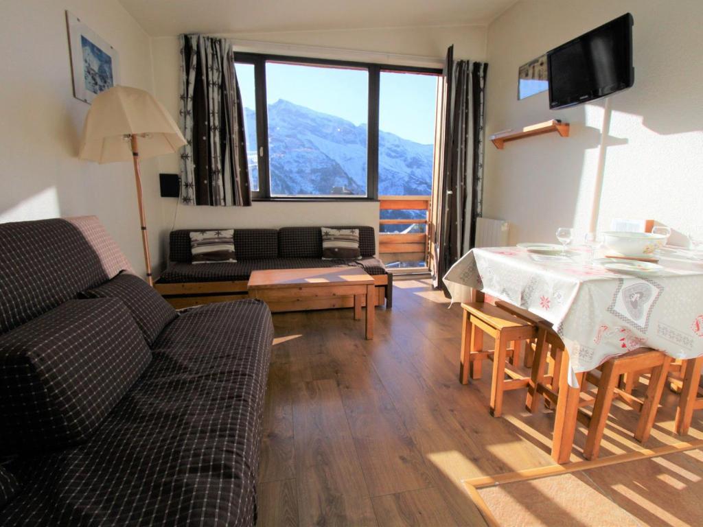 un salon avec un canapé et une table dans l'établissement Avoriaz : Appartement cosy 4 pers, Wifi, balcon, lave-vaisselle - FR-1-633-4, à Avoriaz