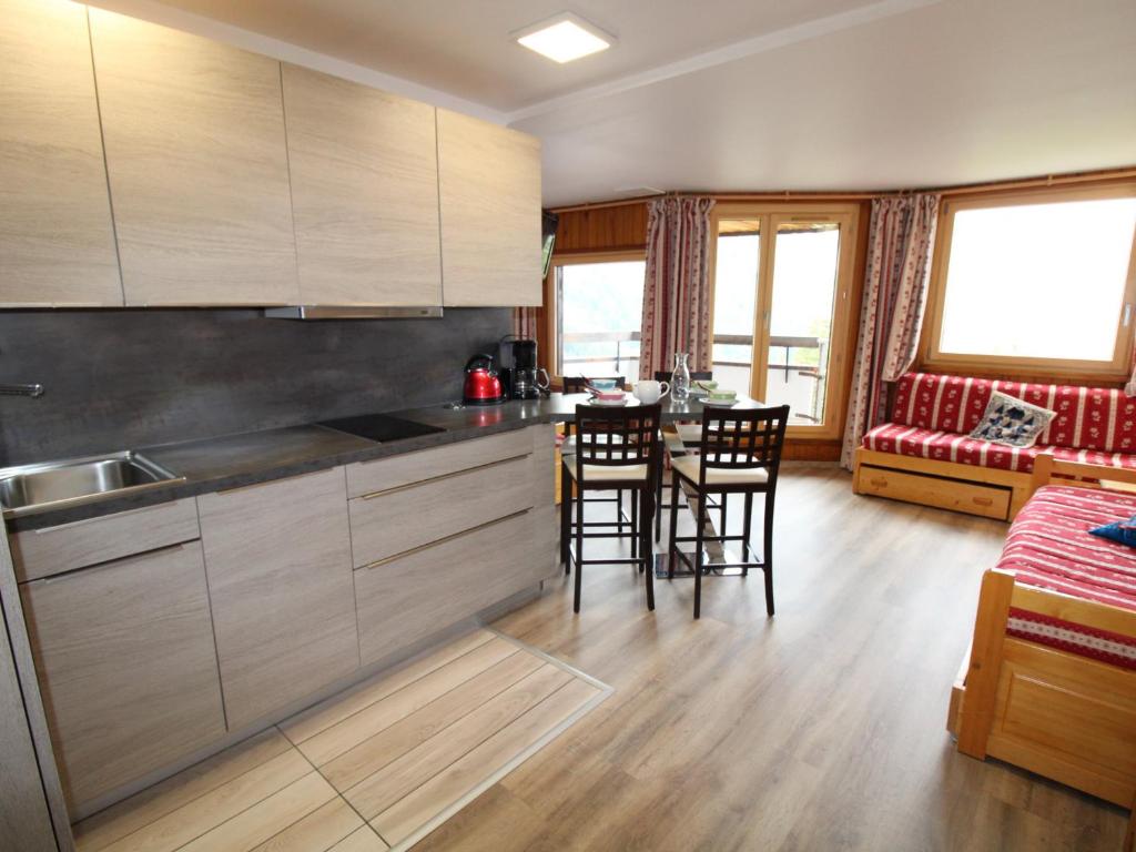 une cuisine avec un évier et une table avec des chaises dans l'établissement Appartement 2 pièces avec balcon exposé Sud-Ouest - Avoriaz, Village des Dromonts, 5 pers. - FR-1-633-5, à Avoriaz