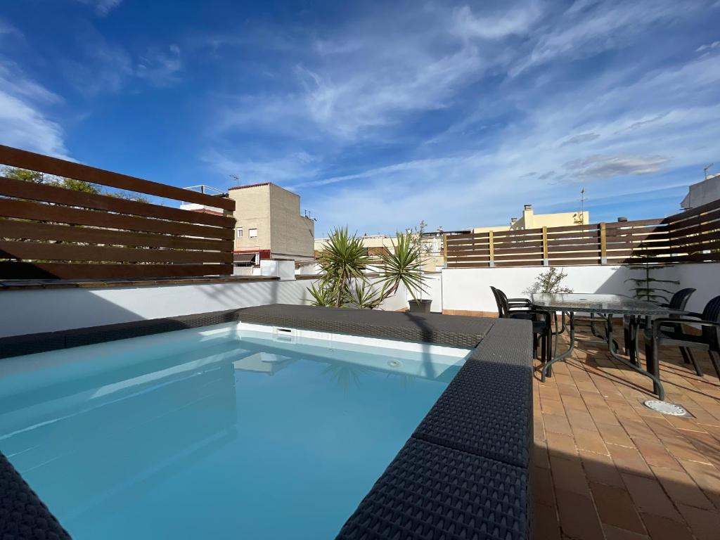 ein Pool auf dem Dach eines Gebäudes in der Unterkunft DreamsApt Curtidores 6 Suites AT in Sevilla