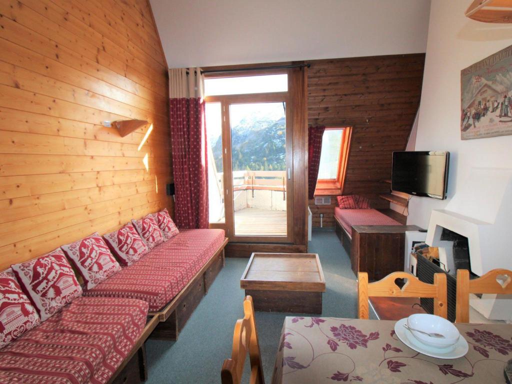 un salon avec un canapé et une table dans l'établissement Charmant duplex au Village des Dromonts, Morzine - 7 pers, 45m², expo sud, à 10 min du centre - FR-1-633-9, à Avoriaz
