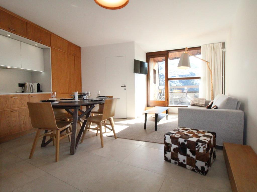 une cuisine et un salon avec une table et des chaises dans l'établissement Appartement rénové à Avoriaz - 8 pers, 75 m², proche centre, exposé Sud - FR-1-633-44, à Morzine