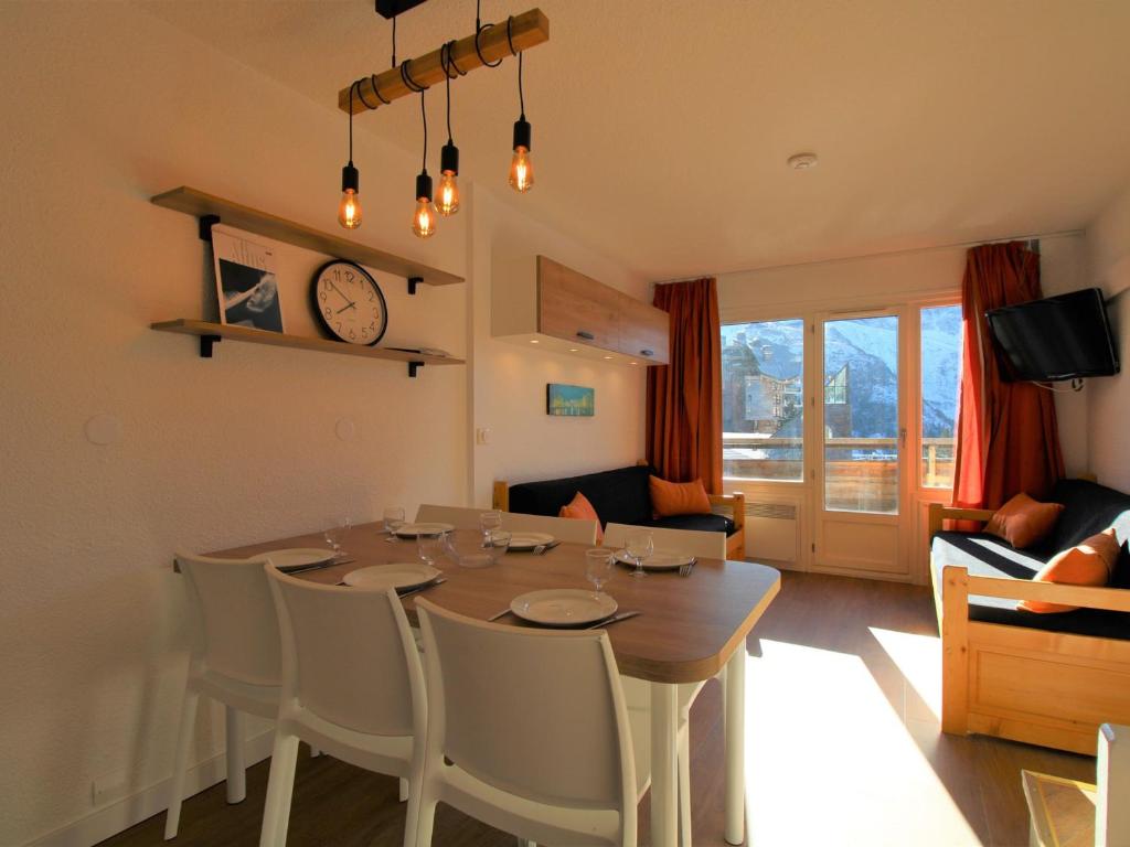 - un salon avec une table à manger et des chaises dans l'établissement Appartement rénové 6 pers, 50m², Avoriaz Centre - 3 pièces, balcon, wifi, casier à skis - FR-1-633-31, à Avoriaz