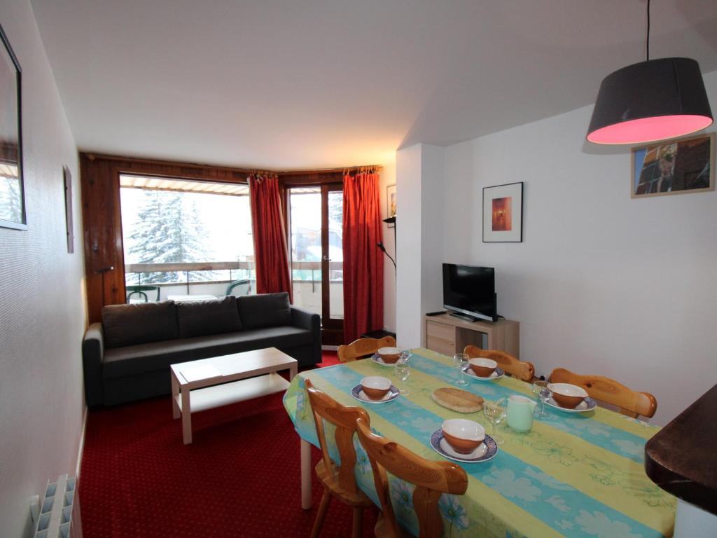 a living room with a table and a couch at Appartement Avoriaz, 2 pièces, 6 personnes - FR-1-633-39 in Morzine