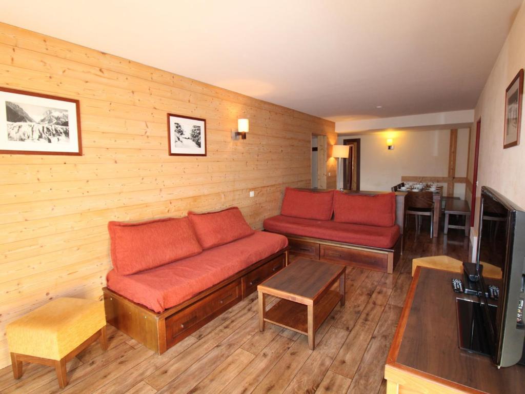 莫爾濟訥的住宿－Appartement Avoriaz, 4 pièces, 8 personnes - FR-1-633-43，客厅配有两张红色的沙发和一张桌子