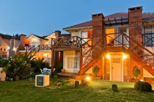 uma casa grande com uma escada no quintal em PIELLIBRE em Valeria del Mar