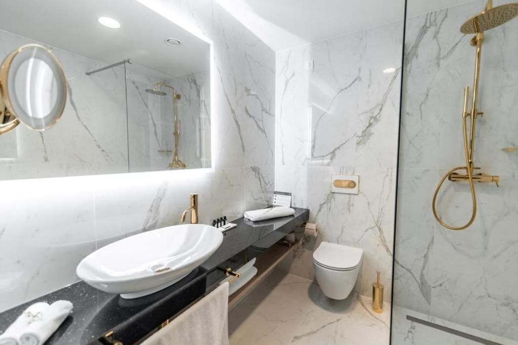 Koupelna v ubytování Elegans Hotel Brdo
