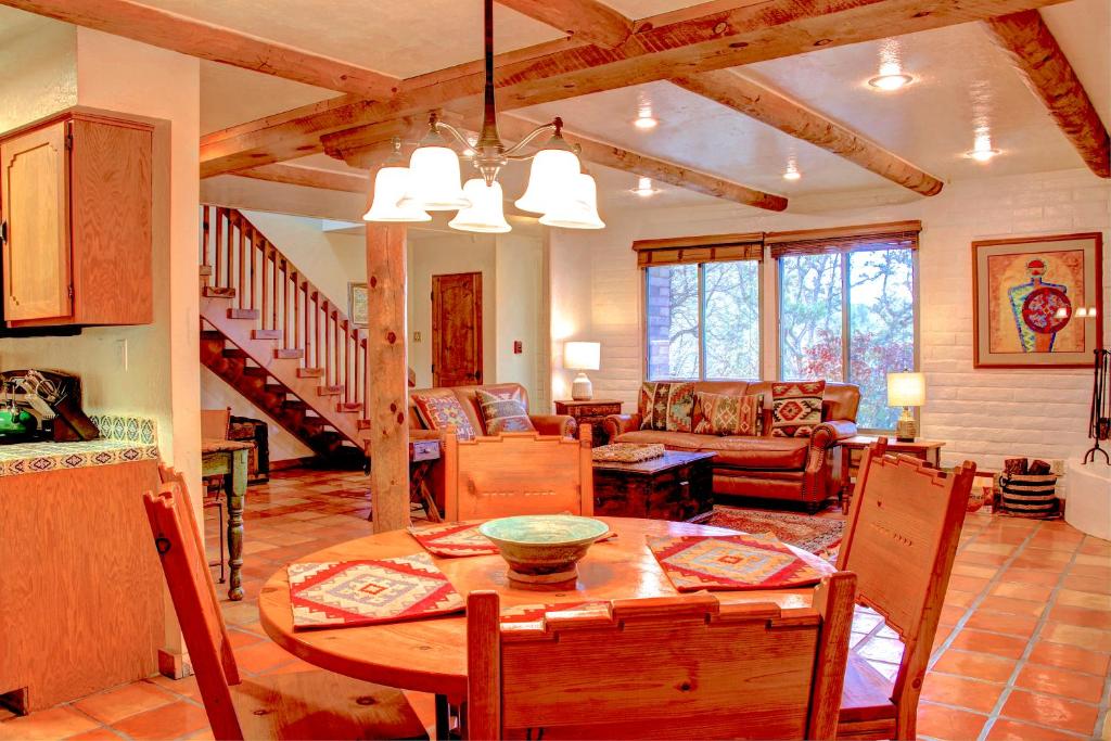 een keuken en een woonkamer met een tafel en stoelen bij Beautiful Santa Fe residence blocks from the plaza and close to ski basin in Santa Fe