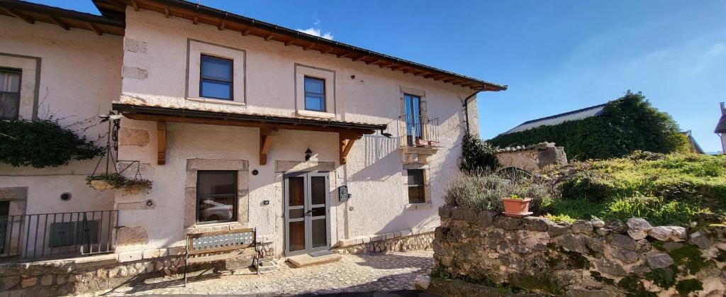 una casa vieja al lado de una colina en Residenza L'Archetto, en Corona