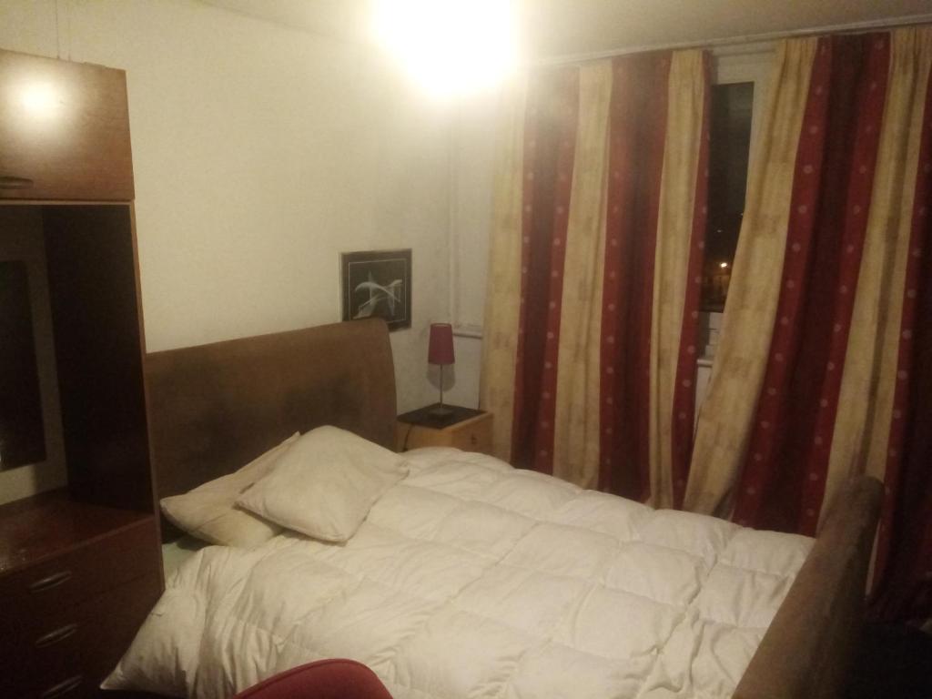 een slaapkamer met een wit bed en een raam bij Flat 30 brookeshouse in Walsall