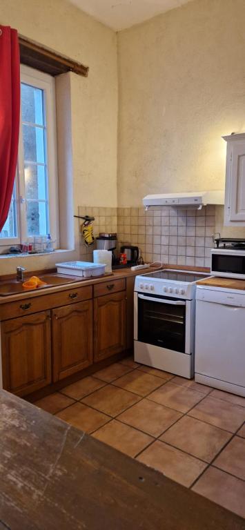 Kuchyňa alebo kuchynka v ubytovaní Gîte d'Isabelle, dépendance du château de la Mézière