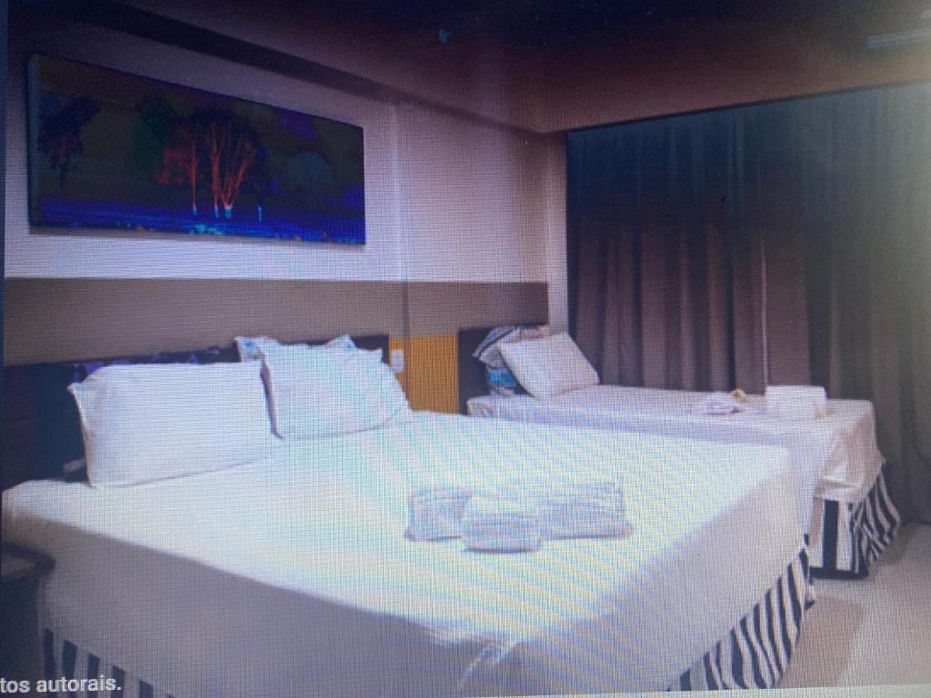 deux lits dans une chambre d'hôtel avec des serviettes dessus dans l'établissement Olimpia Enjoy resort, à Olímpia