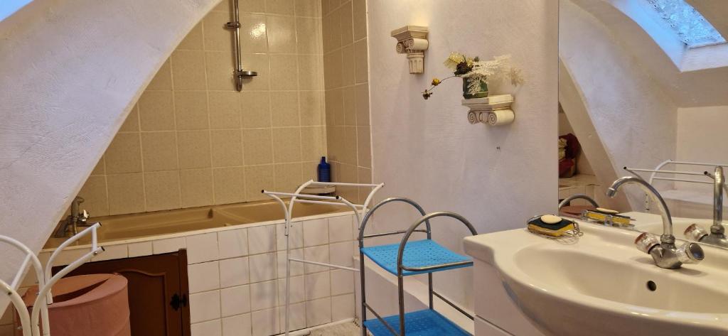 Kúpeľňa v ubytovaní Gîte d'Isabelle, dépendance du château de la Mézière