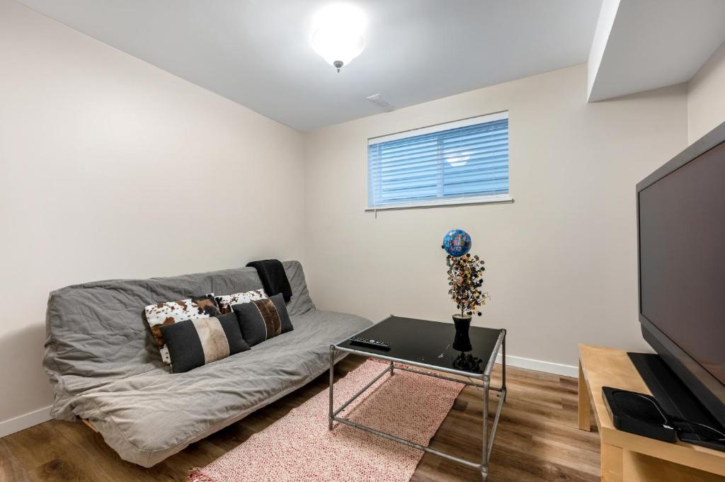 Cozy 2BD Suite in Vancouver