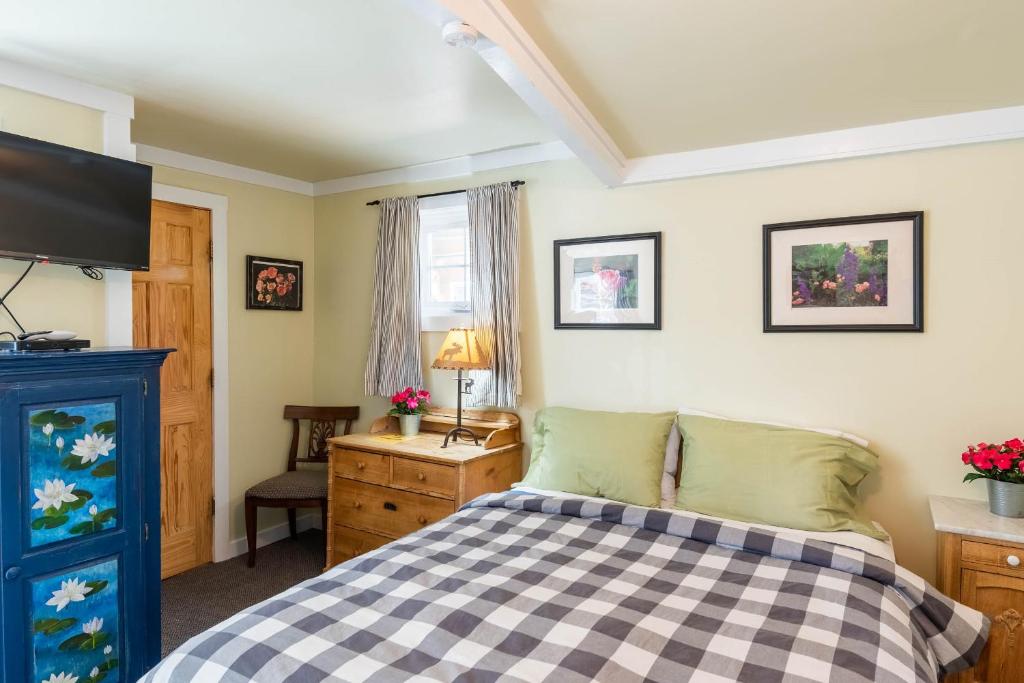 Postel nebo postele na pokoji v ubytování Log Cabin Motel