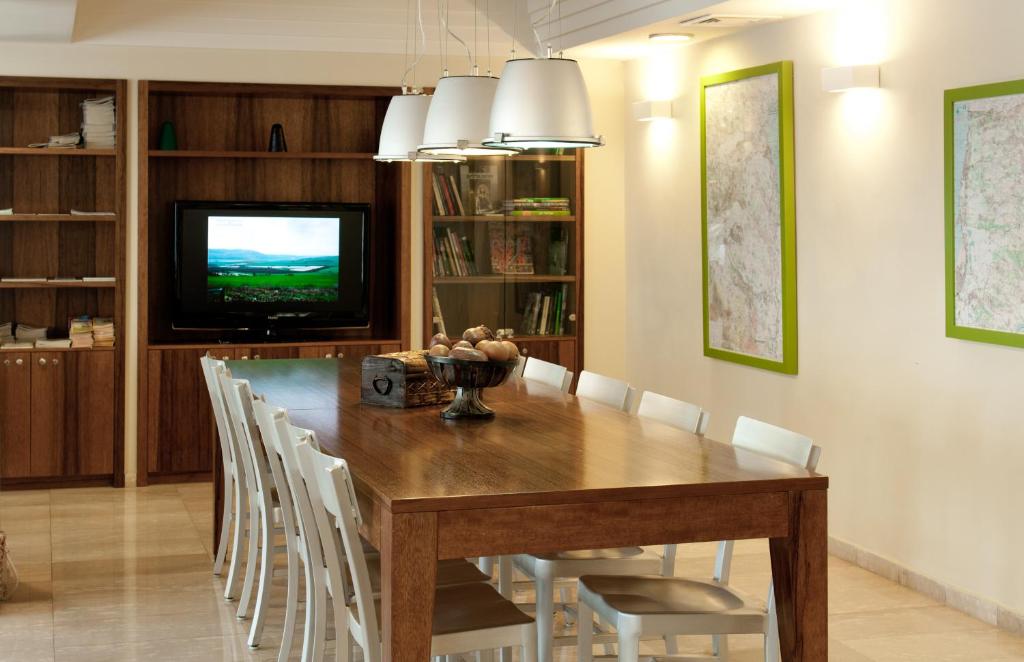 TV a/nebo společenská místnost v ubytování Prima Galil Tiberias Hotel