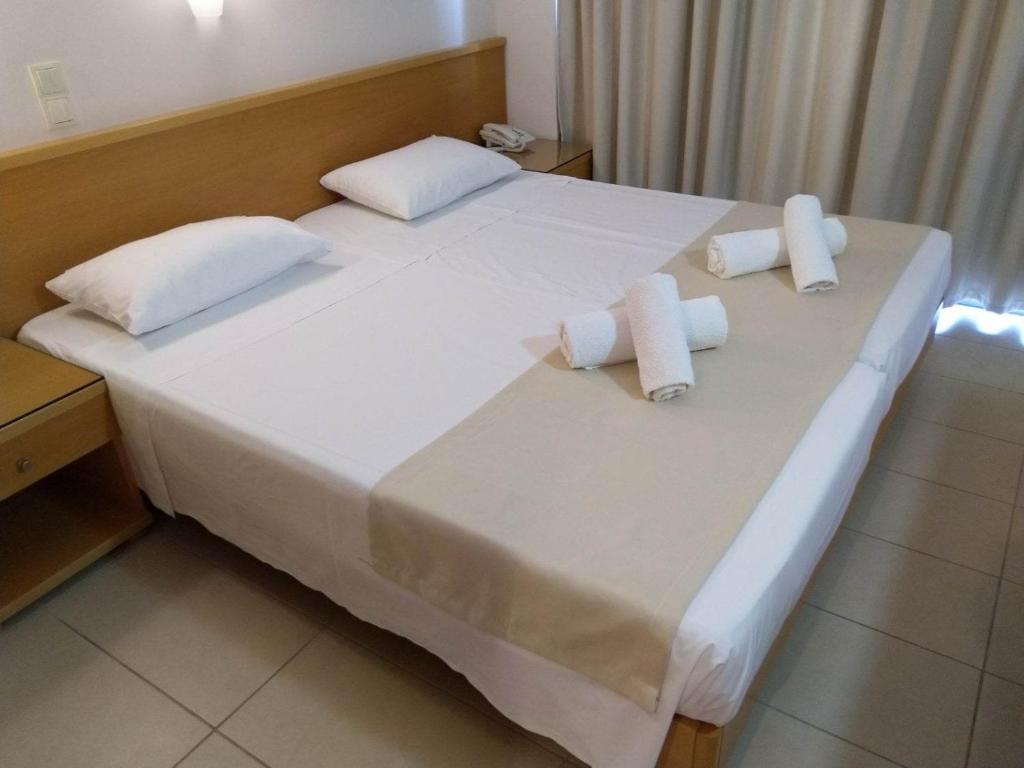 Postel nebo postele na pokoji v ubytování Nafsika Hotel