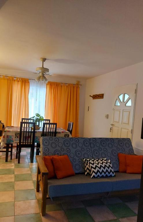 a living room with a blue couch and a table at MENDOZA VIÑA Y SOL cochera propia in Guaymallen