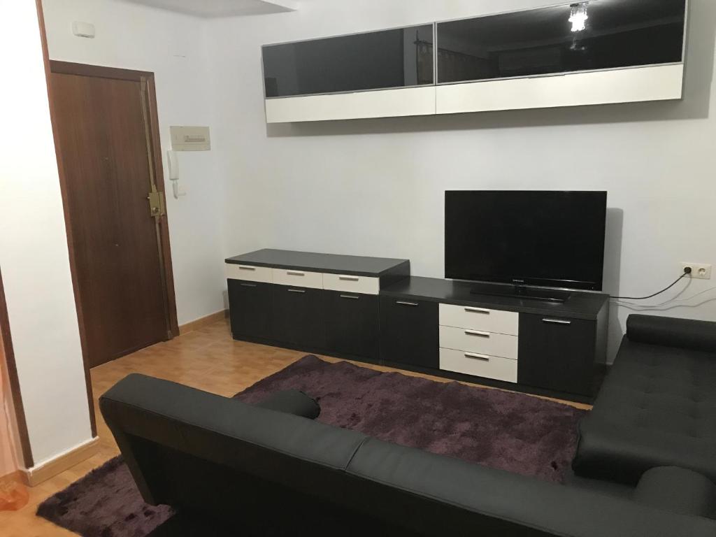 A television and/or entertainment centre at Vivienda con fines turísticos ALMA
