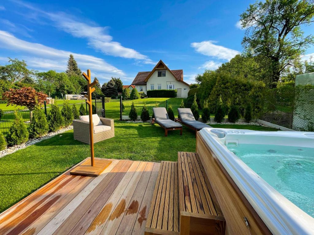 einen Hinterhof mit einem Pool und einem Whirlpool in der Unterkunft U HRÁDKU Superior in Znojmo