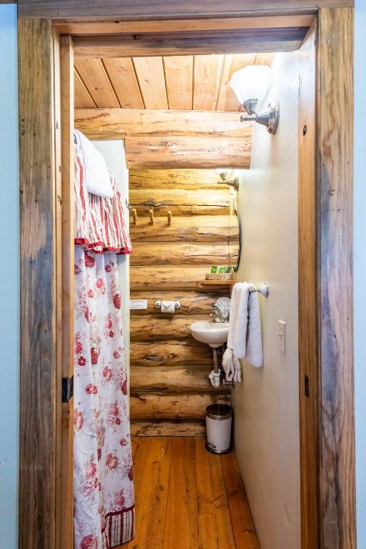 Koupelna v ubytování Log Cabin Motel