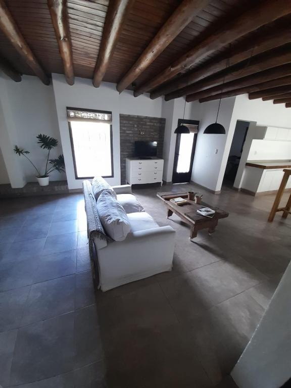 sala de estar con sofá blanco y mesa en Loft Vistalba en Mendoza