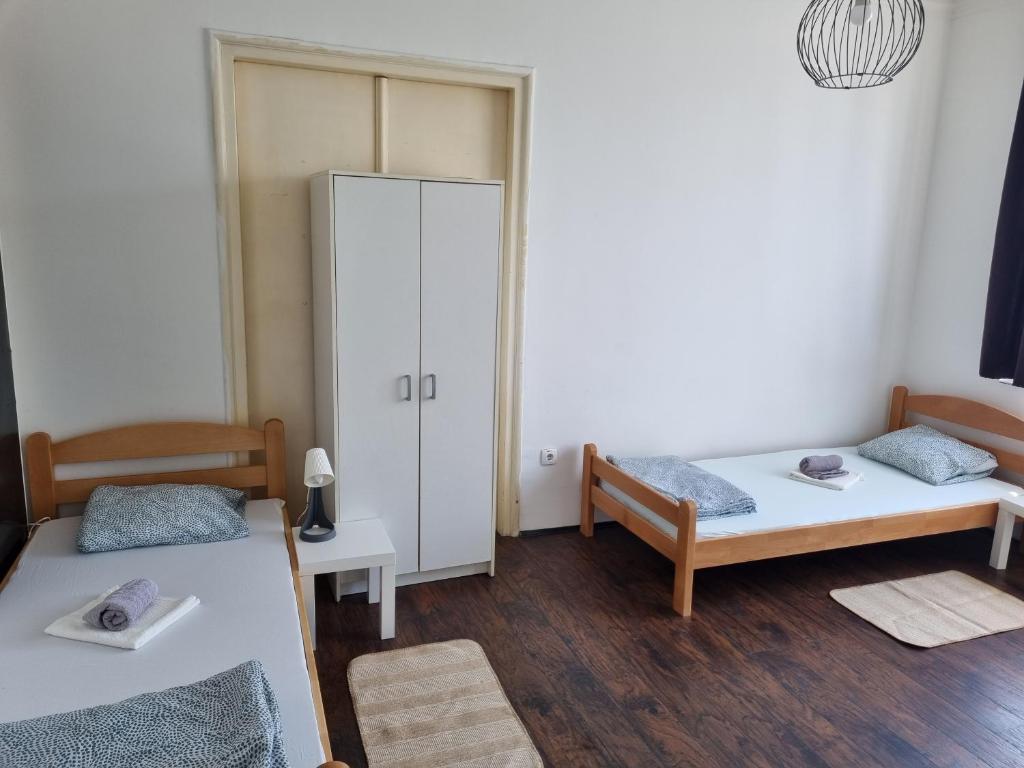 Letto o letti in una camera di Downtown Belgrade Hostel and Apartments