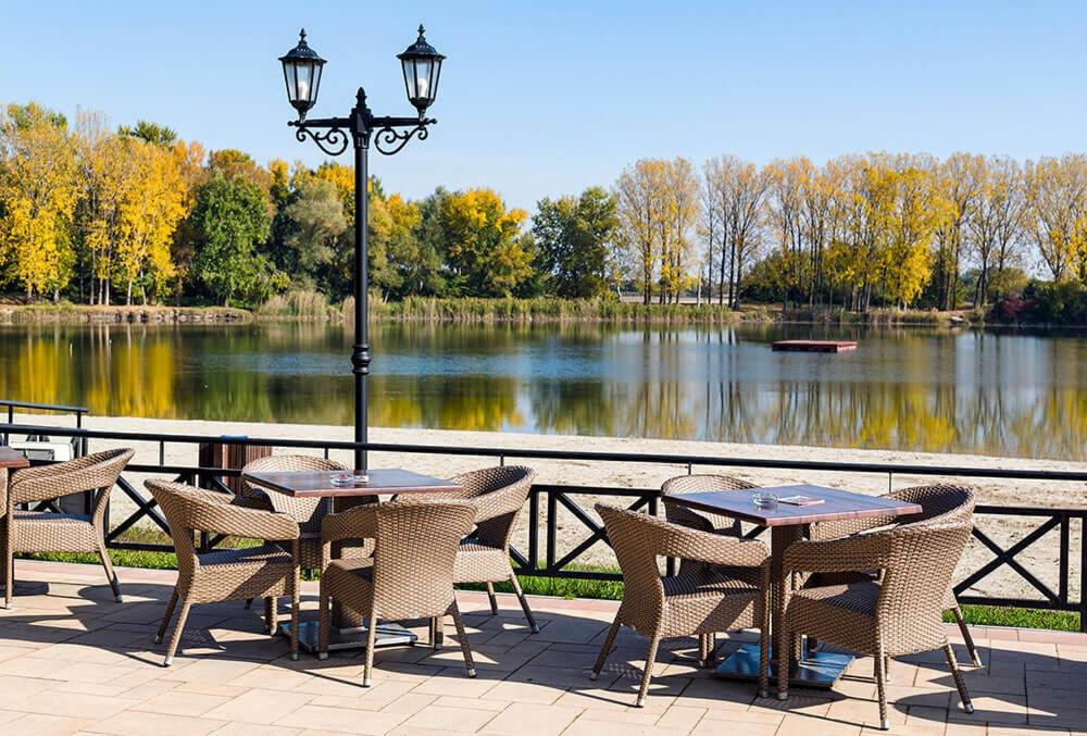 Výhled na řeku, která protéká v blízkosti hotelu