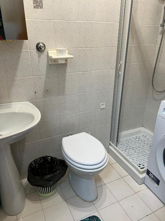 A bathroom at A casa di Frida & Mika - COMODO PUNTO DI SOSTA - Vicino a tutti i servizi - a 20 minuti dall'autostrada
