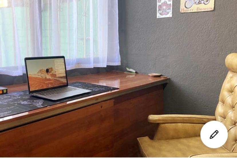un ordenador portátil sobre un escritorio de madera en Dpto 3 habitaciones el belloto, en Santiago