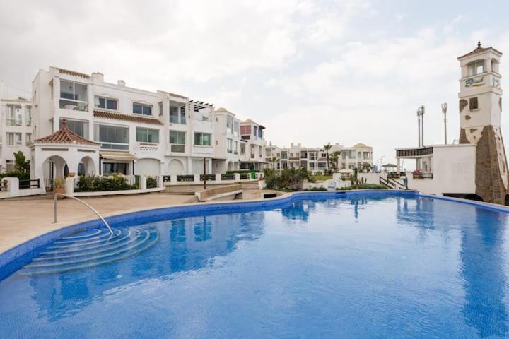 Bazén v ubytování appartement de luxe front mer à DAR BOUAAZA nebo v jeho okolí