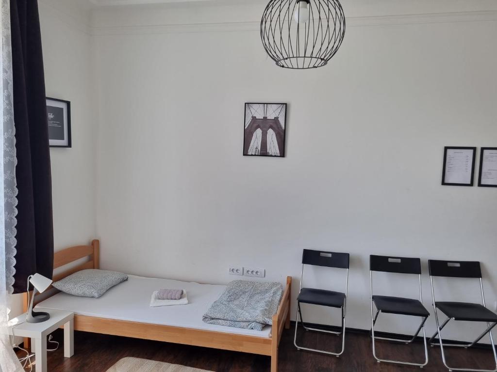 Letto o letti in una camera di Downtown Belgrade Hostel and Apartments